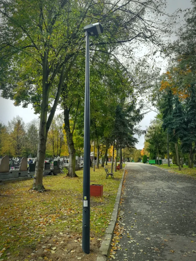 Cmentarz Miejski Pabianice Słup Oświetleniowy